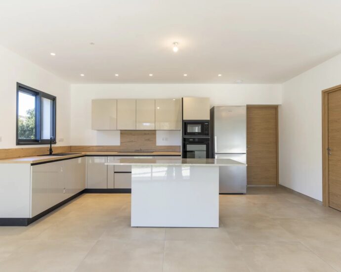 Solenzara, Marine de Solaro, Villa contemporaine, 5 chambres, piscine chauffée, vue dégagée montagnes, plage à pied