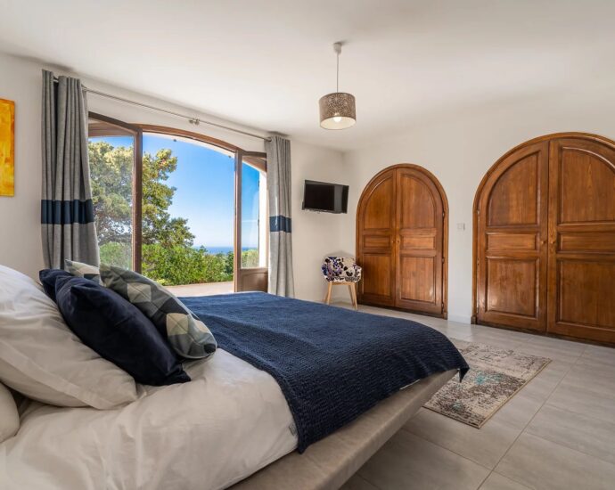 Lumio, Villa 6 chambres, vue mer panoramique, piscine à débordement, proche plage