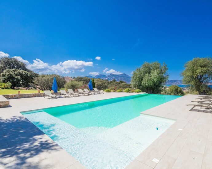 Lumio, Villa 6 chambres, vue mer panoramique, piscine à débordement, proche plage