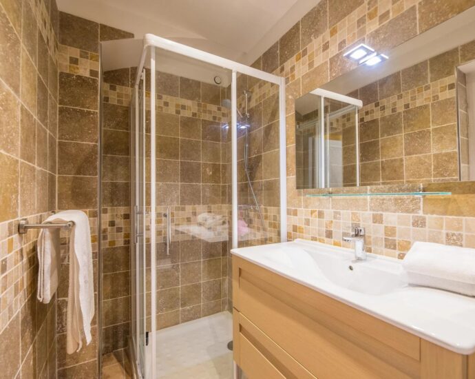 Lumio, Villa 6 chambres, vue mer panoramique, piscine à débordement, proche plage