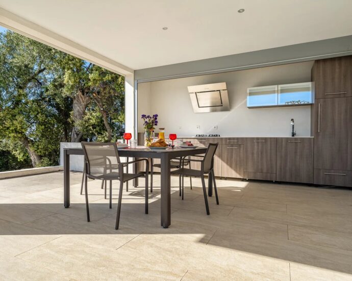 Lumio, Villa 6 chambres, vue mer panoramique, piscine à débordement, proche plage