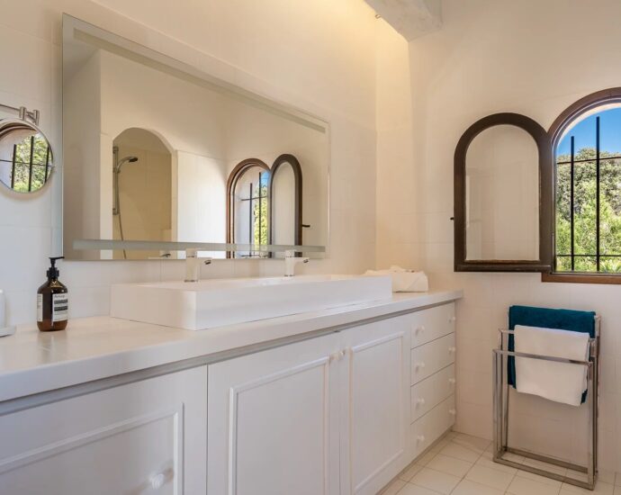 Lumio, Villa 6 chambres, vue mer panoramique, piscine à débordement, proche plage