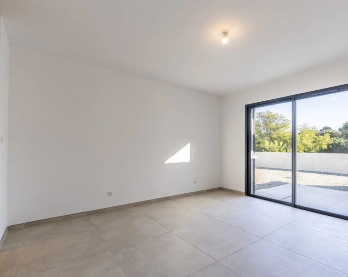 Solenzara, Marine de Solaro, Villa contemporaine, 5 chambres, piscine chauffée, vue dégagée montagnes, plage à pied