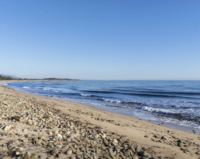 Solenzara, Marine de Solaro, Villa contemporaine, 5 chambres, piscine chauffée, vue dégagée montagnes, plage à pied