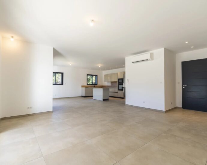 Solenzara, Marine de Solaro, Villa contemporaine, 5 chambres, piscine chauffée, vue dégagée montagnes, plage à pied