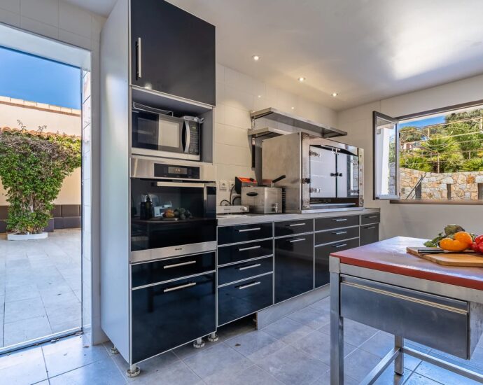 Lumio, Villa 6 chambres, vue mer panoramique, piscine à débordement, proche plage