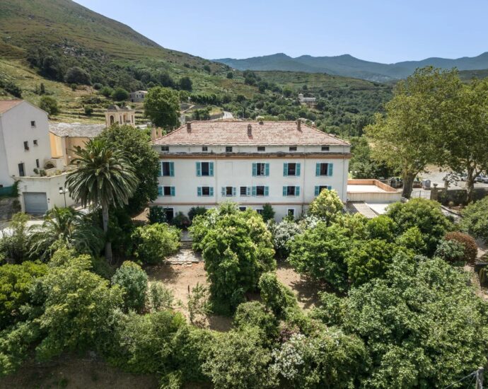 Demeure de Maître dominant la vallée du Nebbiu et le golfe de Saint-Florent