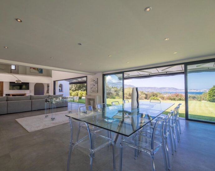 Lumio, Villa 6 chambres, vue mer panoramique, piscine à débordement, proche plage