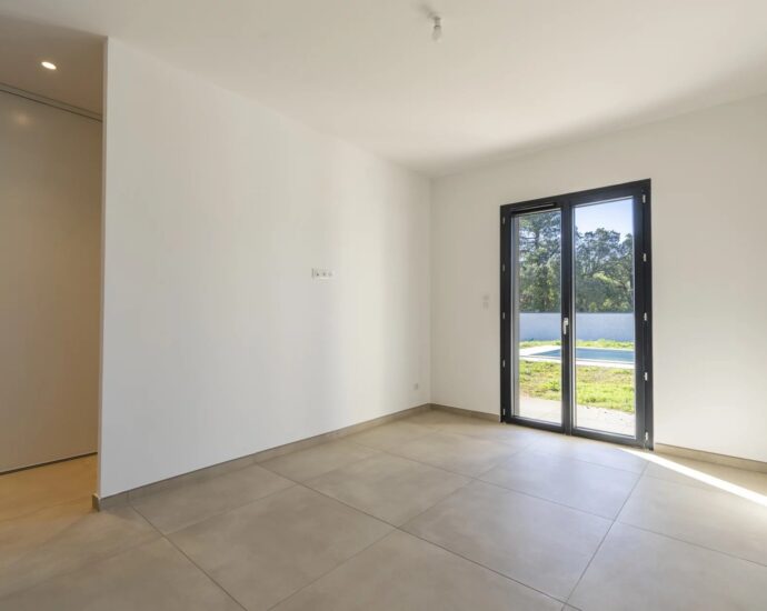 Solenzara, Marine de Solaro, Villa contemporaine, 5 chambres, piscine chauffée, vue dégagée montagnes, plage à pied