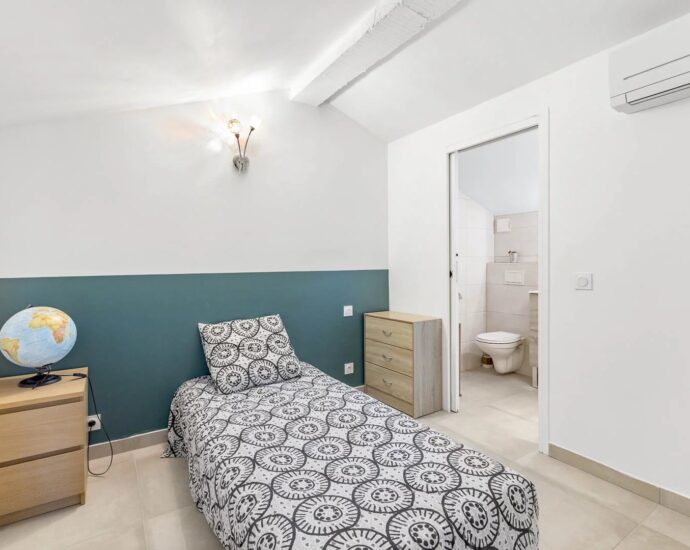 Hamlet of Gialla, Stone Villa, 7 Bedrooms, Independent Apartment, Pool, Sea View, Close to Saint-Cyprien and Cala Rossa Beaches