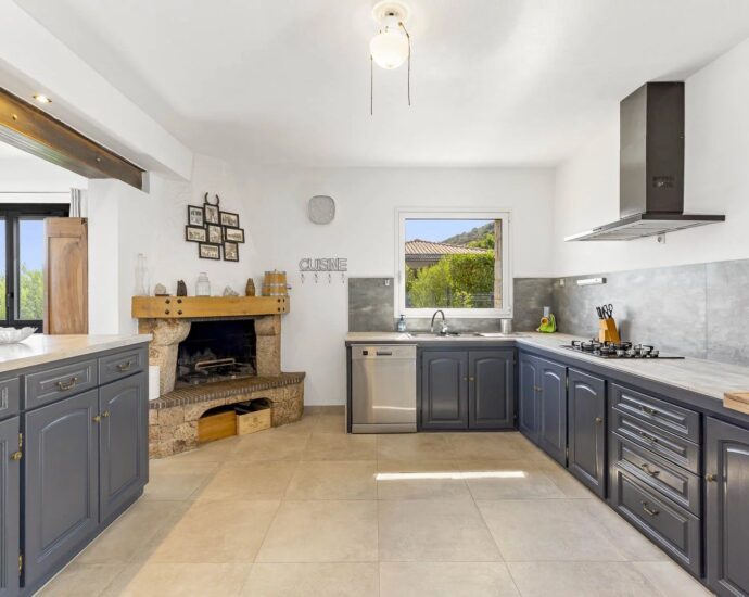 Hamlet of Gialla, Stone Villa, 7 Bedrooms, Independent Apartment, Pool, Sea View, Close to Saint-Cyprien and Cala Rossa Beaches