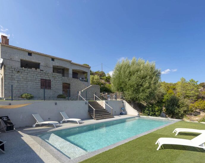 Hamlet of Gialla, Stone Villa, 7 Bedrooms, Independent Apartment, Pool, Sea View, Close to Saint-Cyprien and Cala Rossa Beaches