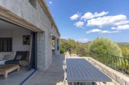 Hamlet of Gialla, Stone Villa, 7 Bedrooms, Independent Apartment, Pool, Sea View, Close to Saint-Cyprien and Cala Rossa Beaches