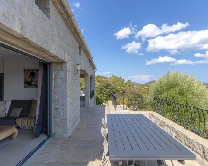 Hamlet of Gialla, Stone Villa, 7 Bedrooms, Independent Apartment, Pool, Sea View, Close to Saint-Cyprien and Cala Rossa Beaches