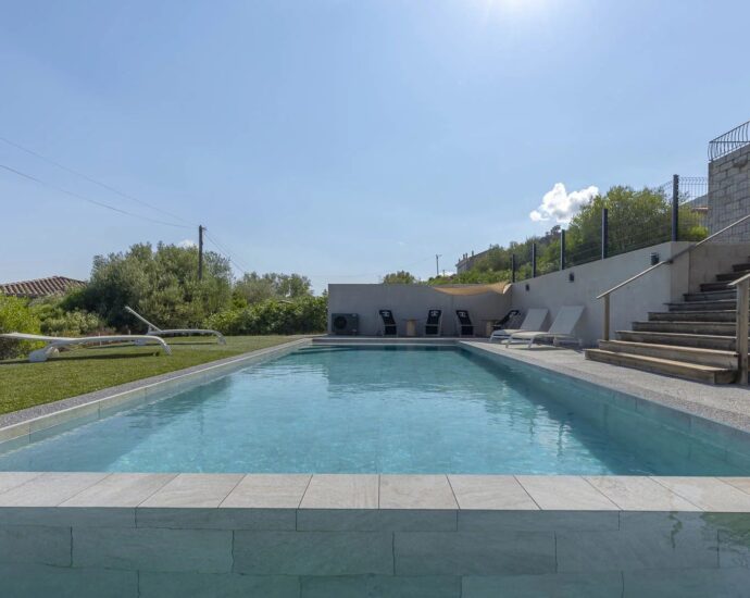 Hamlet of Gialla, Stone Villa, 7 Bedrooms, Independent Apartment, Pool, Sea View, Close to Saint-Cyprien and Cala Rossa Beaches