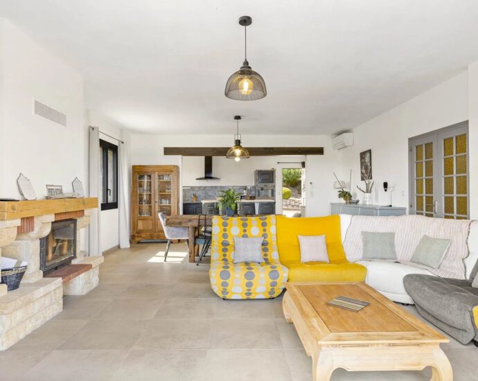 Hamlet of Gialla, Stone Villa, 7 Bedrooms, Independent Apartment, Pool, Sea View, Close to Saint-Cyprien and Cala Rossa Beaches