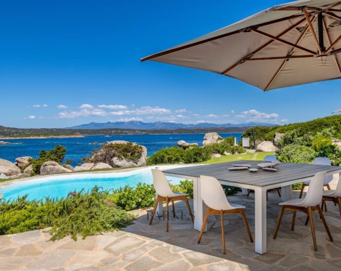 Ile de Cavallo – Villa d&rsquo;architecte 7 chambres – Pied dans l&rsquo;eau – Vue panoramique mer et montagne – Piscine
