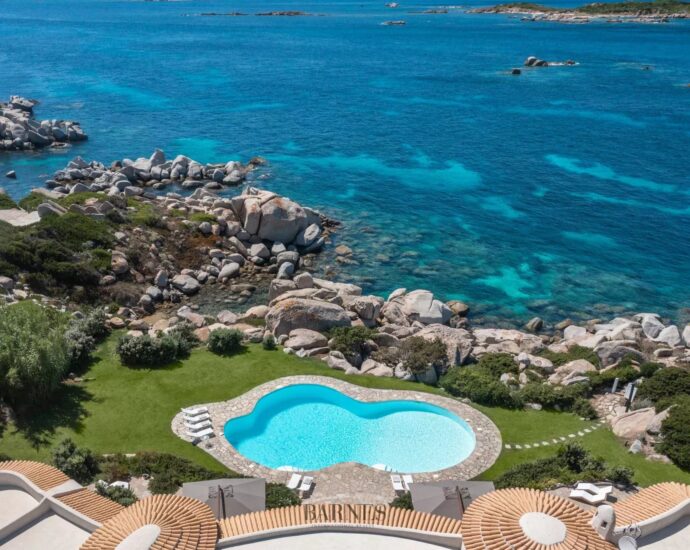 Cavallo island – Architect-designed 7-bedrooms villa – Waterfront – Panoramic sea and mountain views – Swimming pool