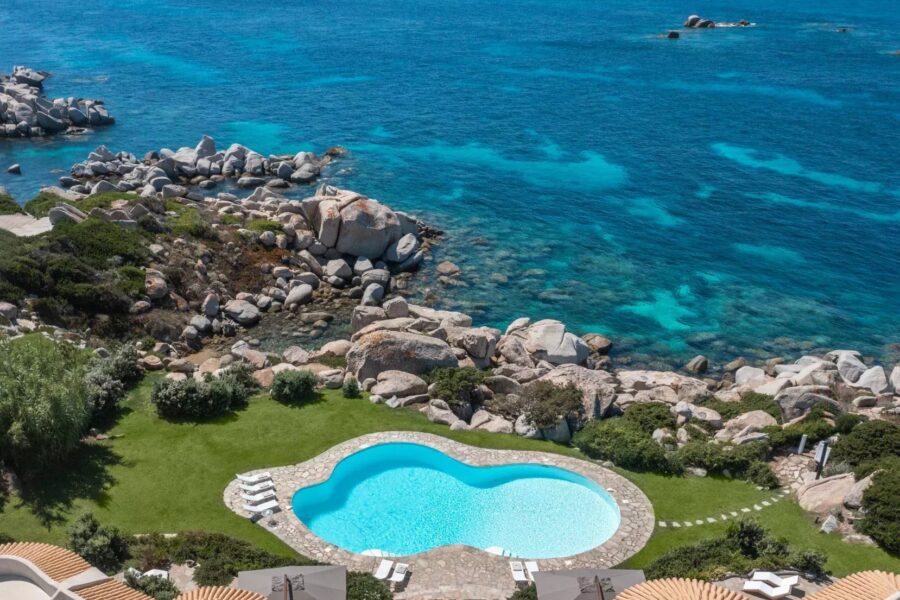 Ile de Cavallo – Villa d&rsquo;architecte 7 chambres – Pied dans l&rsquo;eau – Vue panoramique mer et montagne – Piscine