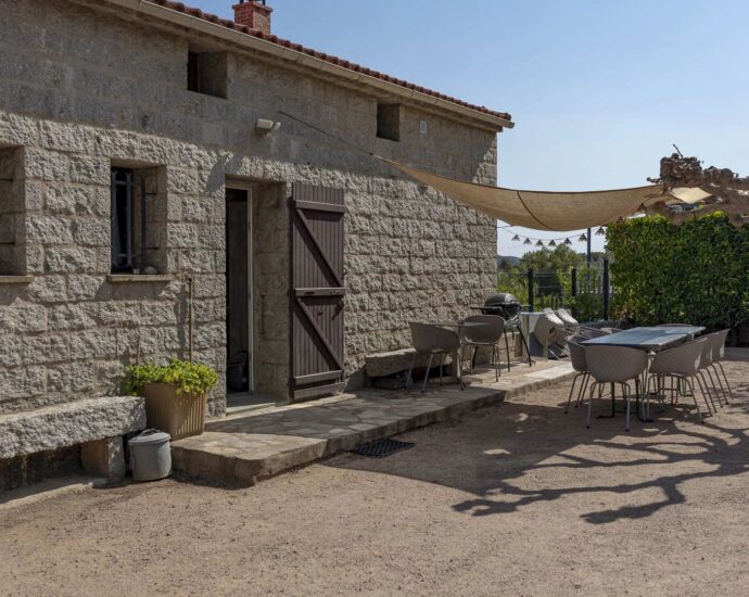 Hamlet of Gialla, Stone Villa, 7 Bedrooms, Independent Apartment, Pool, Sea View, Close to Saint-Cyprien and Cala Rossa Beaches