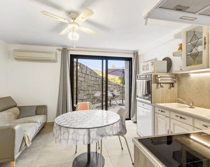 Hamlet of Gialla, Stone Villa, 7 Bedrooms, Independent Apartment, Pool, Sea View, Close to Saint-Cyprien and Cala Rossa Beaches