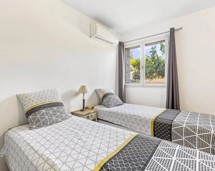 Hamlet of Gialla, Stone Villa, 7 Bedrooms, Independent Apartment, Pool, Sea View, Close to Saint-Cyprien and Cala Rossa Beaches