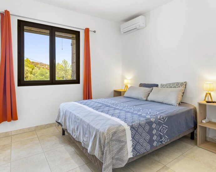 Hamlet of Gialla, Stone Villa, 7 Bedrooms, Independent Apartment, Pool, Sea View, Close to Saint-Cyprien and Cala Rossa Beaches