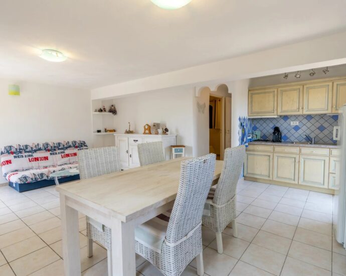 Bonifacio, Suartone, 3 bedrooms + 2 studios, sea view