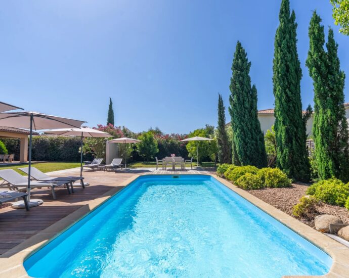 Marina Rossa, 4-bedroom villa, swimming pool, walking distance to the beach.