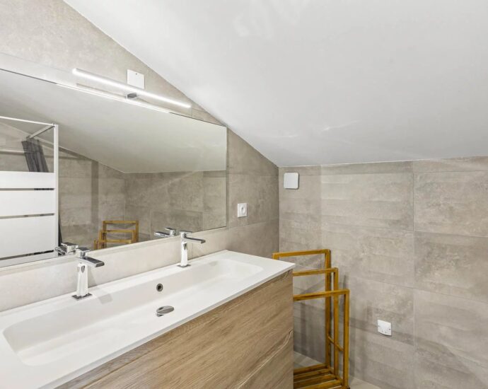 Hamlet of Gialla, Stone Villa, 7 Bedrooms, Independent Apartment, Pool, Sea View, Close to Saint-Cyprien and Cala Rossa Beaches