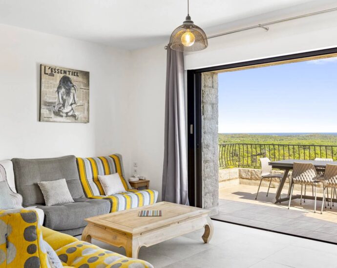 Hamlet of Gialla, Stone Villa, 7 Bedrooms, Independent Apartment, Pool, Sea View, Close to Saint-Cyprien and Cala Rossa Beaches