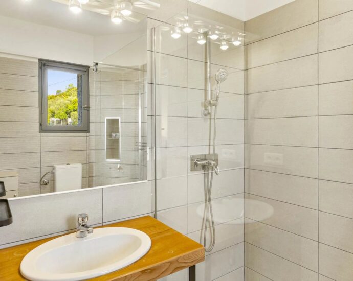 Hamlet of Gialla, Stone Villa, 7 Bedrooms, Independent Apartment, Pool, Sea View, Close to Saint-Cyprien and Cala Rossa Beaches