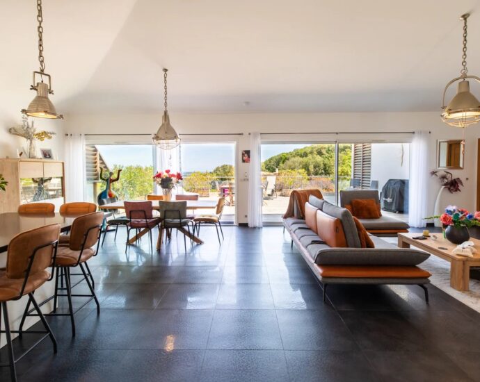 Porto-Vecchio, Trinité, architect-designed villa, 5 bedrooms, swimming pool, sea and mountain views