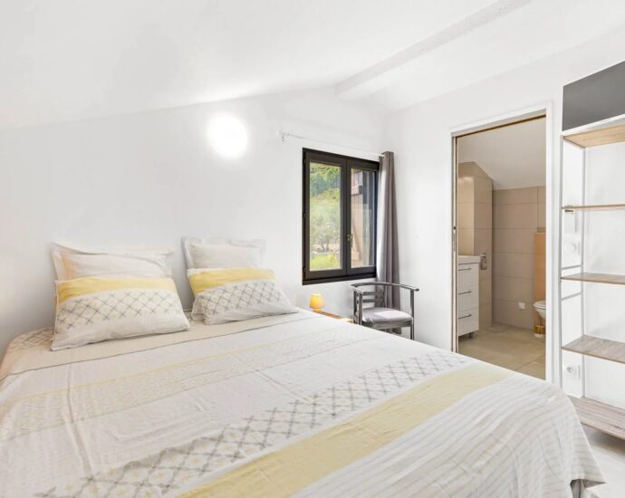 Hamlet of Gialla, Stone Villa, 7 Bedrooms, Independent Apartment, Pool, Sea View, Close to Saint-Cyprien and Cala Rossa Beaches