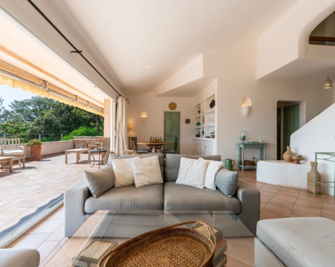 Exclusivité, Porto-Vecchio, Carpalone, Villa d&rsquo;architecte, 7 chambres, piscines, vue mer panoramique, proche plage