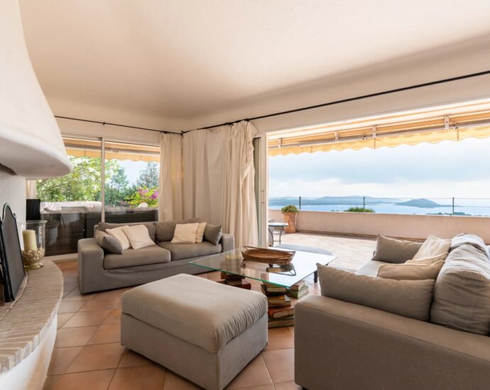 Exclusivité, Porto-Vecchio, Carpalone, Villa d&rsquo;architecte, 7 chambres, piscines, vue mer panoramique, proche plage