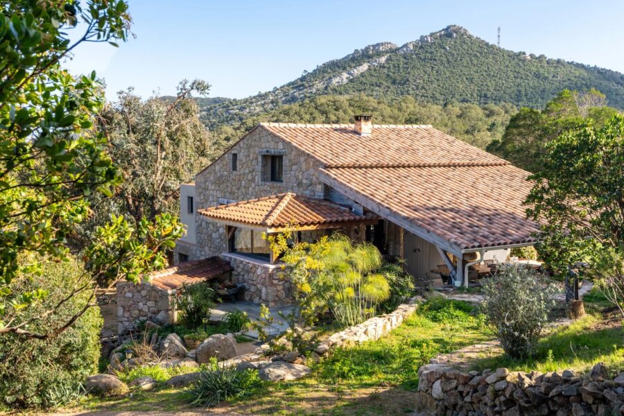 Exclusive, Conca, Bergerie-style Villa, 4 bedrooms, guest house, pool, mountain view
