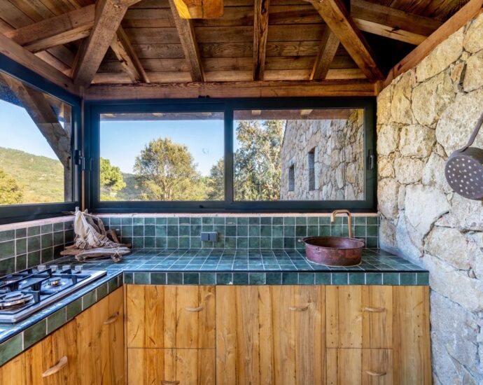 Exclusive, Conca, Bergerie-style Villa, 4 bedrooms, guest house, pool, mountain view