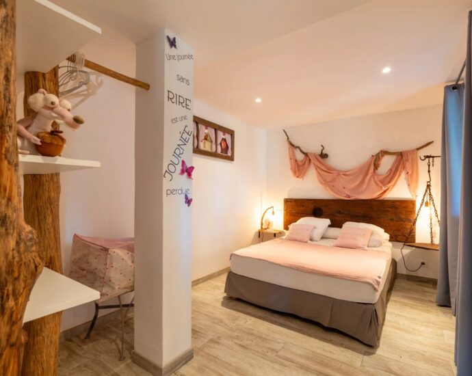 Exclusive, Conca, Bergerie-style Villa, 4 bedrooms, guest house, pool, mountain view