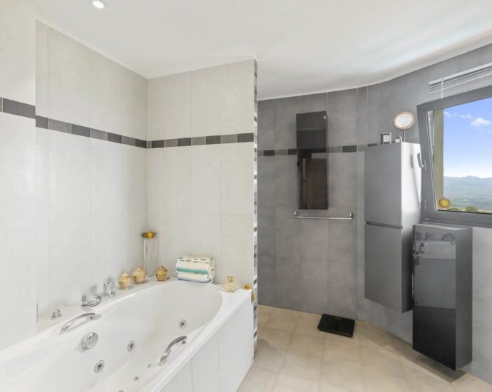 Porto-Vecchio, 6 Bedrooms, Swimming pool, Panoramic sea view, Close to the beach