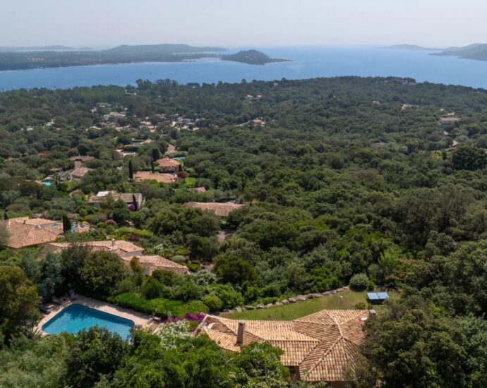 Exclusivité, Porto-Vecchio, Carpalone, Villa d&rsquo;architecte, 7 chambres, piscines, vue mer panoramique, proche plage
