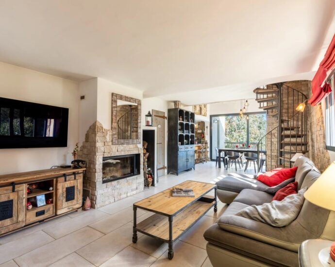 Exclusive, Conca, Bergerie-style Villa, 4 bedrooms, guest house, pool, mountain view