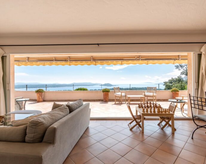 Exclusivité, Porto-Vecchio, Carpalone, Villa d&rsquo;architecte, 7 chambres, piscines, vue mer panoramique, proche plage