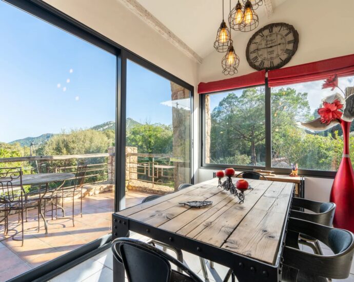 Exclusive, Conca, Bergerie-style Villa, 4 bedrooms, guest house, pool, mountain view