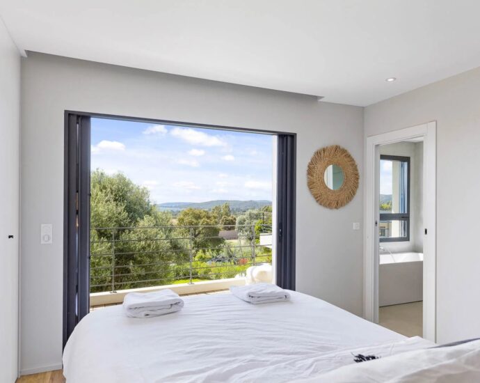 Lecci – Villa T6,  garage, piscine, avec vue mer panoramique