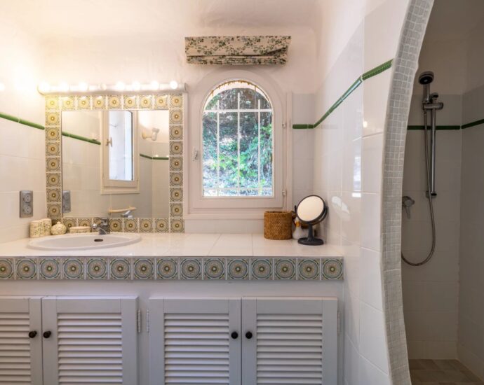 Exclusivité, Porto-Vecchio, Carpalone, Villa d&rsquo;architecte, 7 chambres, piscines, vue mer panoramique, proche plage