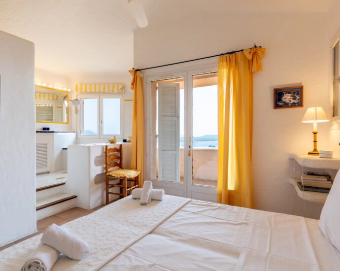 Exclusivité, Porto-Vecchio, Carpalone, Villa d&rsquo;architecte, 7 chambres, piscines, vue mer panoramique, proche plage