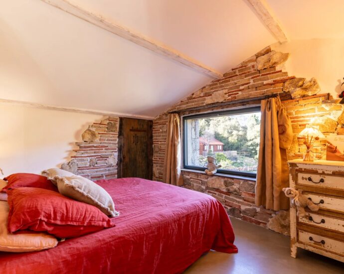 Exclusive, Conca, Bergerie-style Villa, 4 bedrooms, guest house, pool, mountain view