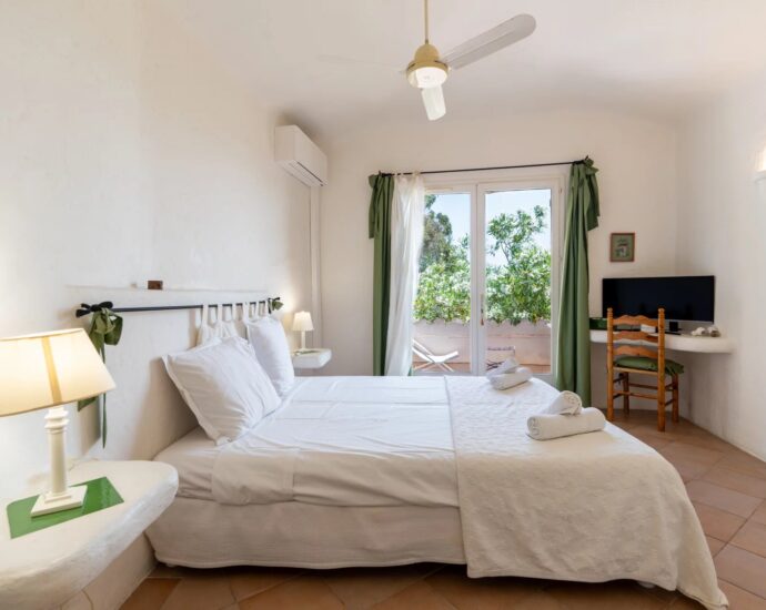 Exclusivité, Porto-Vecchio, Carpalone, Villa d&rsquo;architecte, 7 chambres, piscines, vue mer panoramique, proche plage