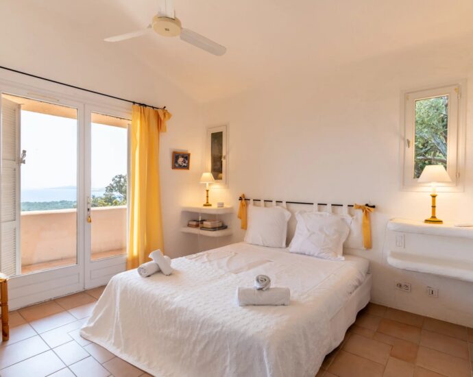 Exclusivité, Porto-Vecchio, Carpalone, Villa d&rsquo;architecte, 7 chambres, piscines, vue mer panoramique, proche plage